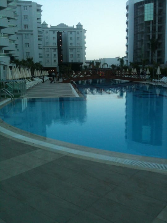 Grosser Pool Wyndham Garden Lara