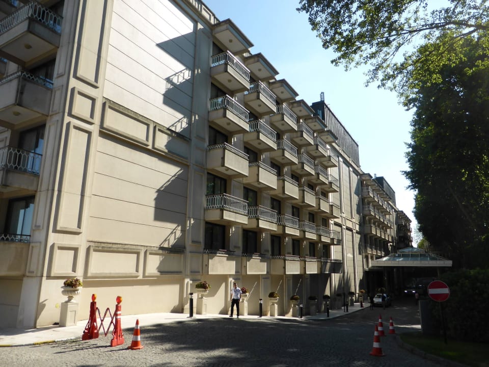 Frontseite zur Strasse mit Eingang Ciragan Palace Kempinski Istanbul