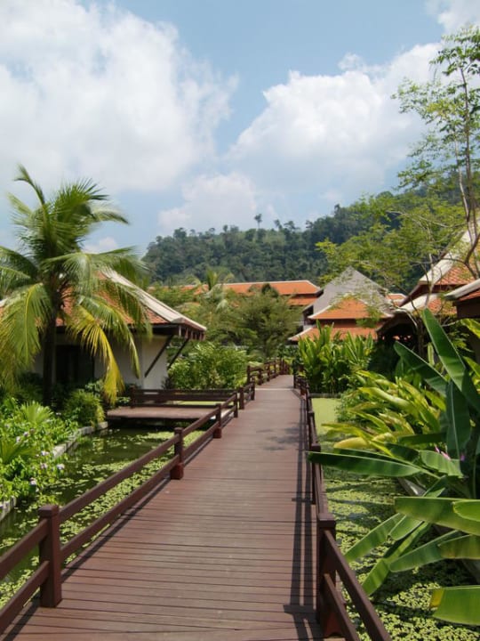 Stege zwischen den Villen Khaolak Laguna Resort