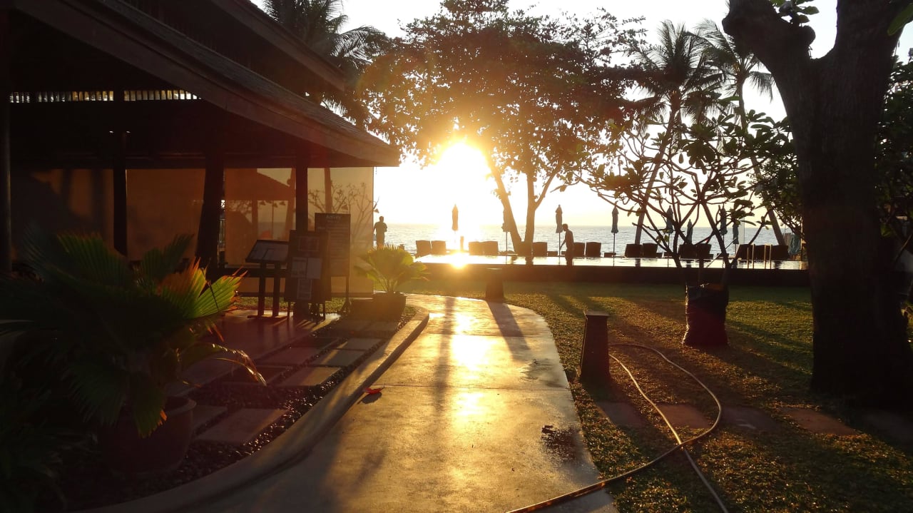 Schöne Sonnenaufgänge an der Chaweng Beach Buri Rasa Village Samui Adults Only Resort