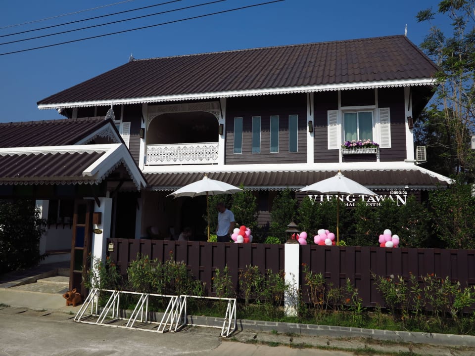 Gästehaus von der Straße aus Vieng Tawan Sukhothai Gästehaus