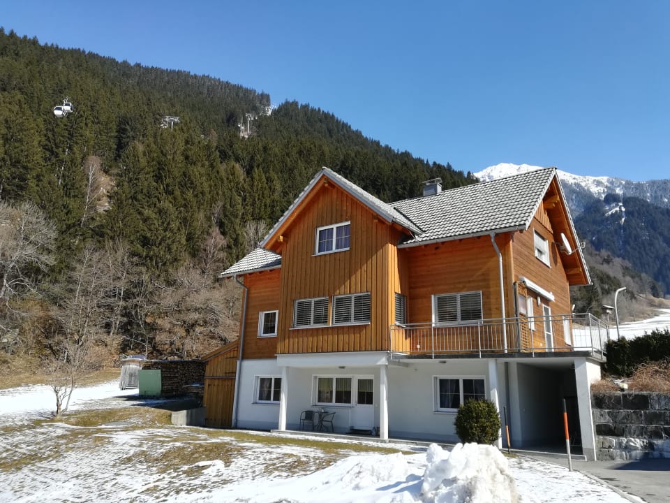 Außenansicht Haus Ambiatscha