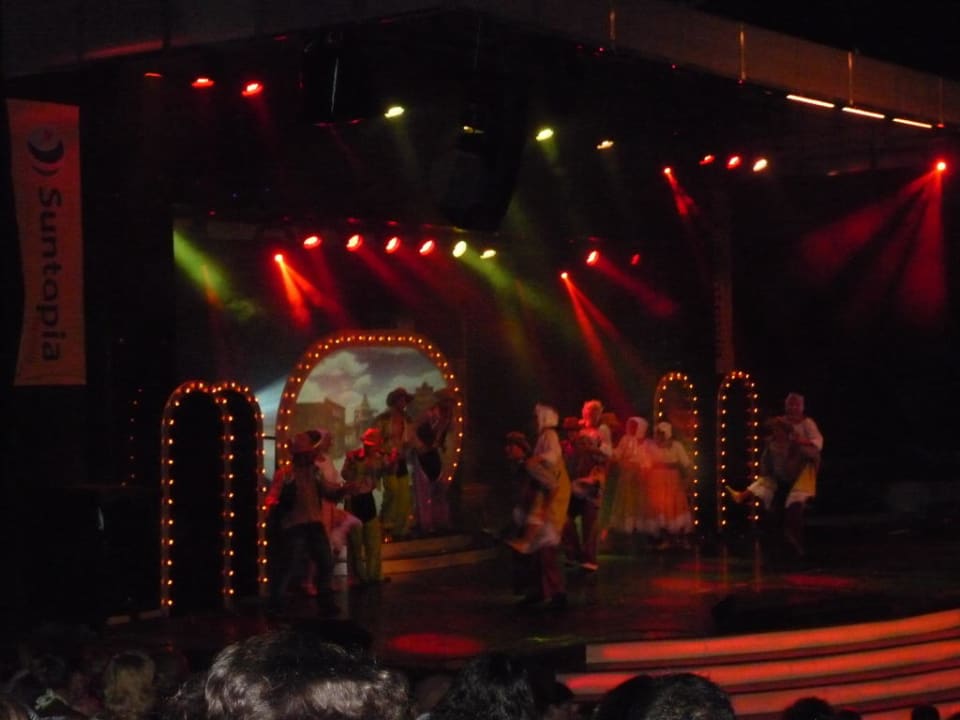 Abendliche Show im Amphitheater AQI Pegasos World