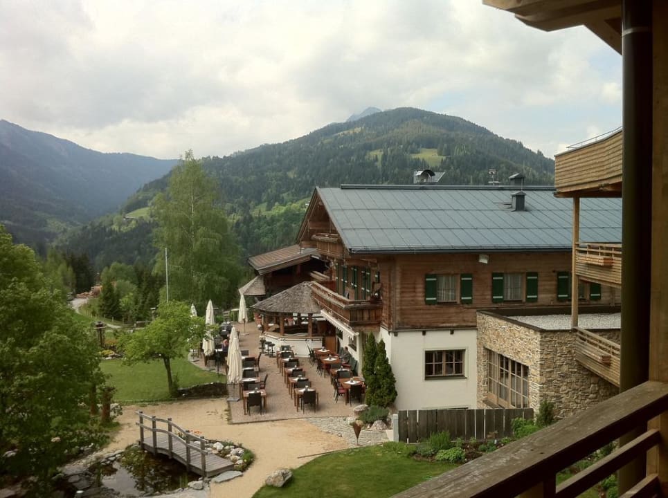 Ausblick vom Zimmerbalkon auf Stammhaus Holzhotel Forsthofalm
