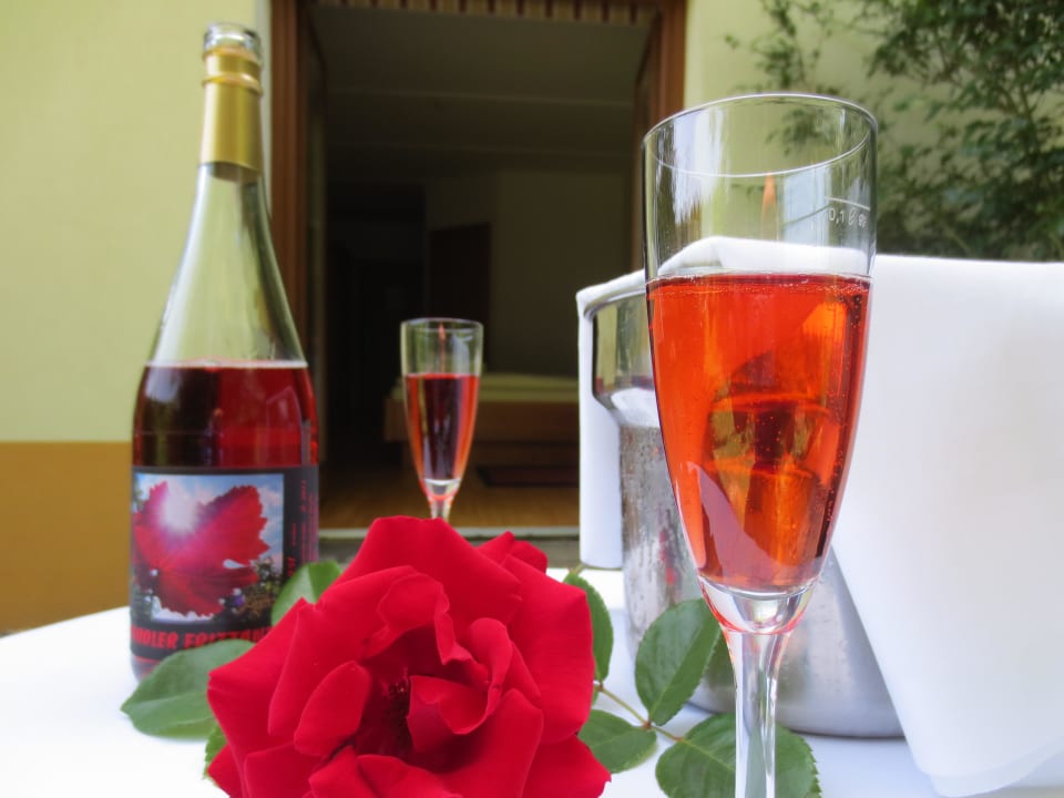 Uhudler Frizzante von Lagler auf Terrasse! Brennerei- und Wellnesshotel Lagler