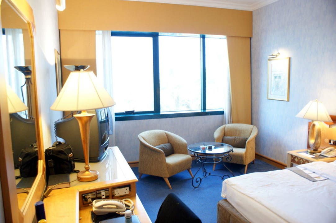 Unser Zimmer mit Frisierkommode Le Meridien Mina Seyahi Beach Resort & Waterpark