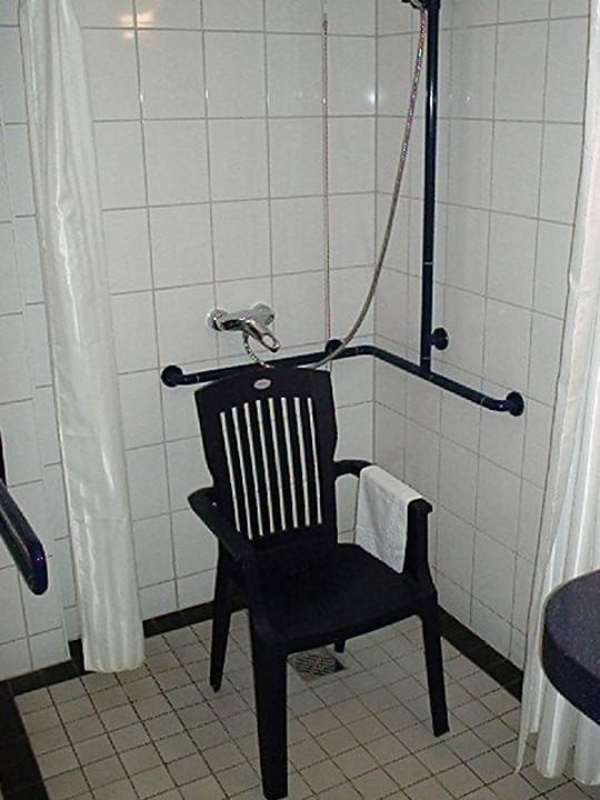 Blick auf die Behindertengerechte Dusche mit Stuhl Hotel Ascot-Bristol