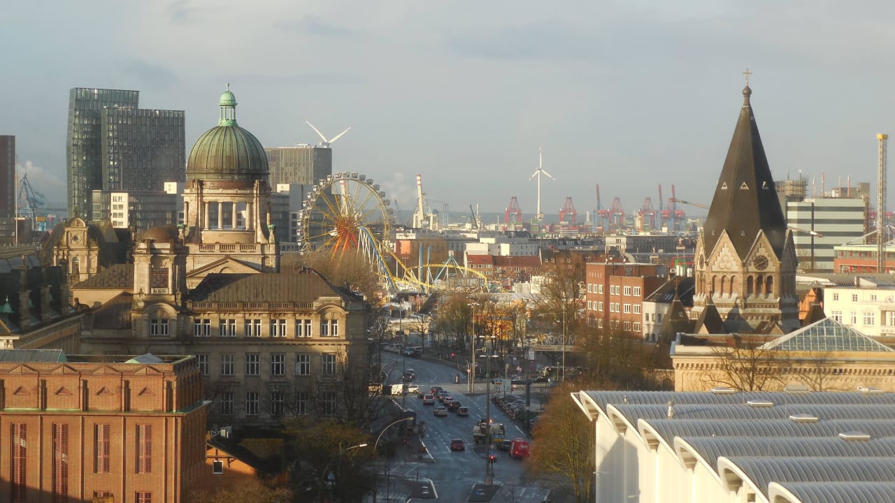 Blick aus unserem Zimmer Richtung "Hamburger Dom" IntercityHotel Hamburg Dammtor-Messe