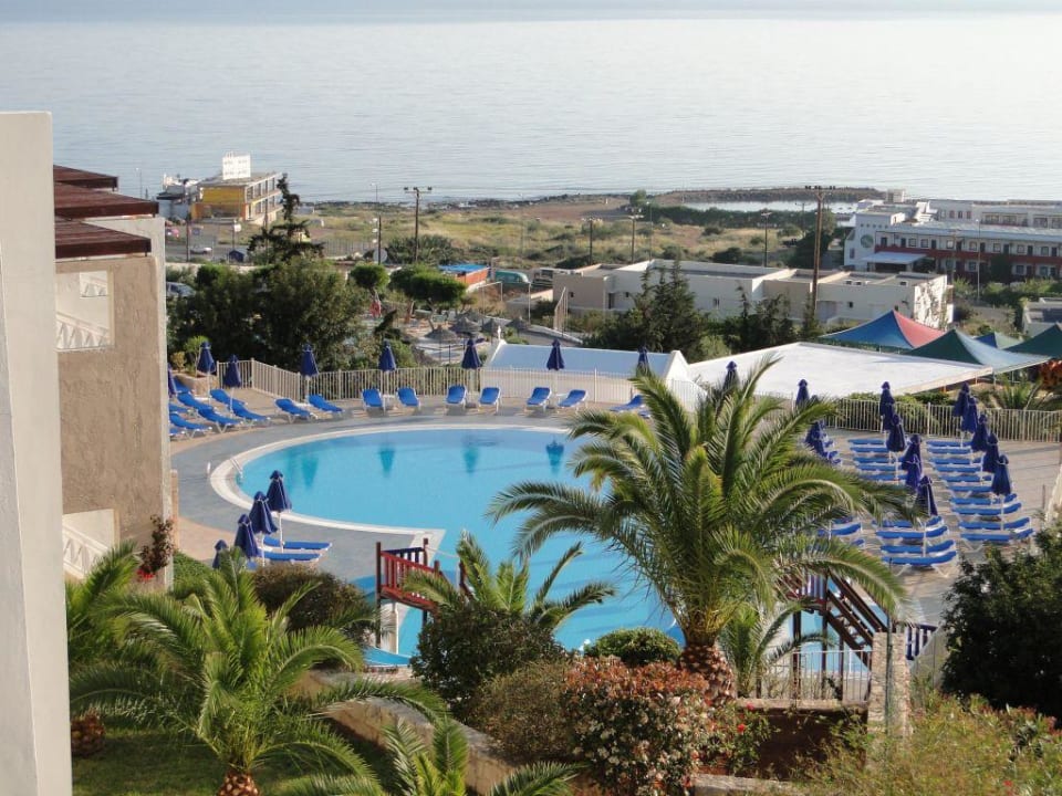 Blick auf einen der drei Pool-Anlagen Grand Hotel Holiday Resort