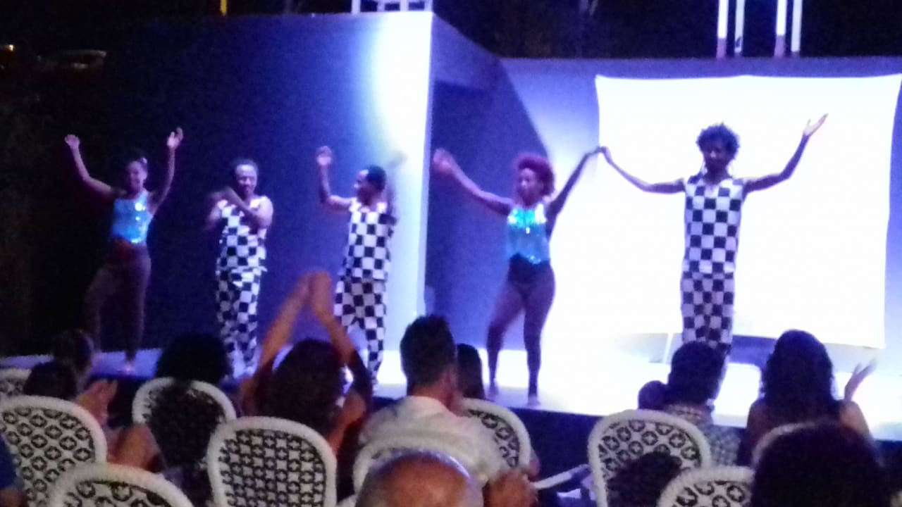 Showtime Glamour Resort & Spa