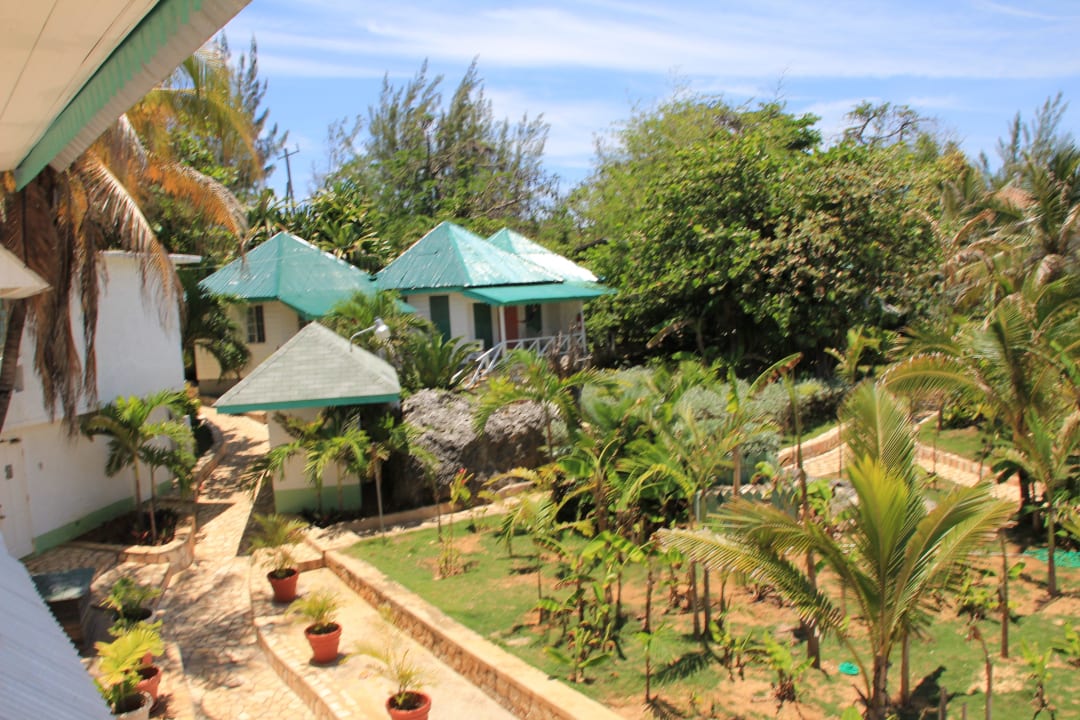 Blick vom Speiseraum auf die Gartenbungalows Samsara Cliff Resort