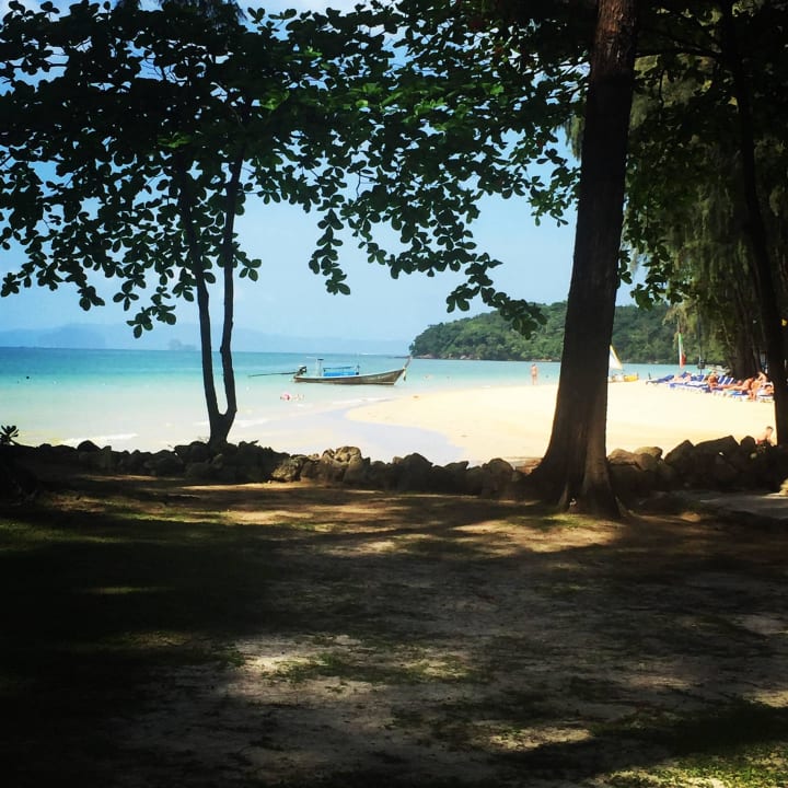 Blick vom großen Pool zum Strand Dusit Thani Krabi Beach Resort