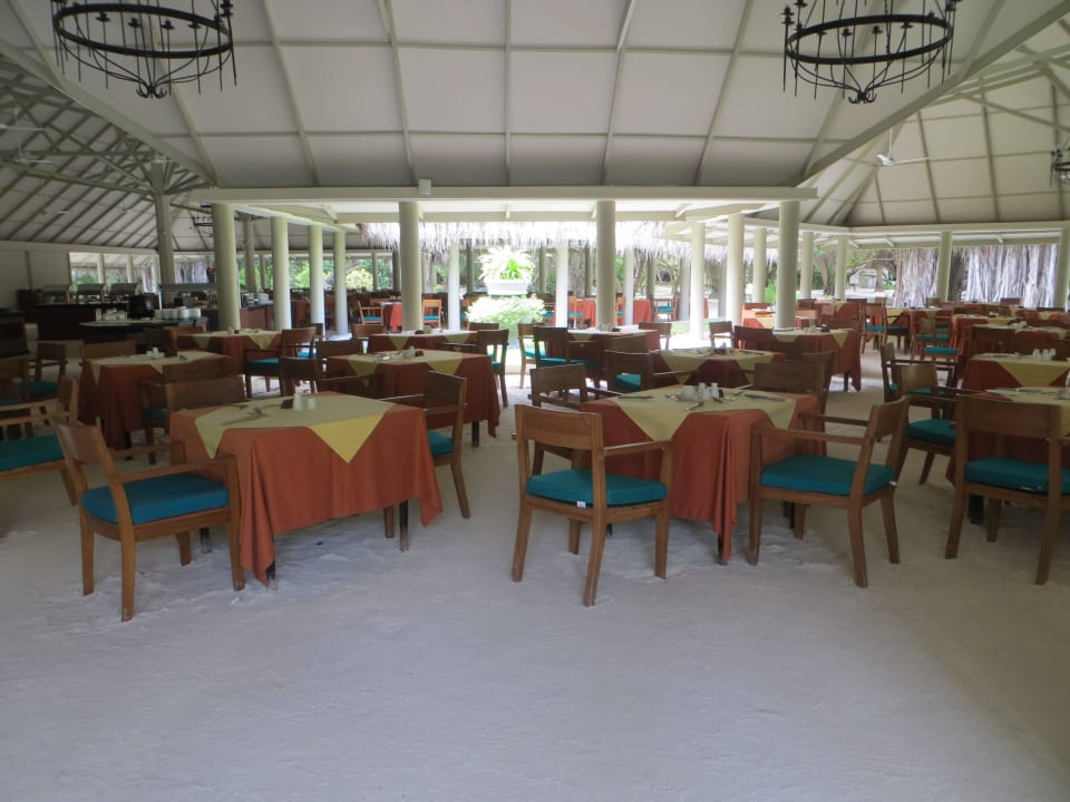 Das lieblos eingedeckte Main Restaurant innen Adaaran Select Hudhuran Fushi - Premium All Inclusive