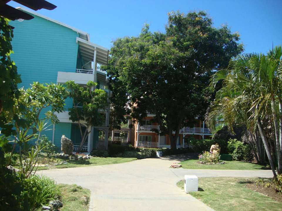 Gartenanlage mit bunten Häuschen Royalton Hicacos Resort & Spa - Adults only