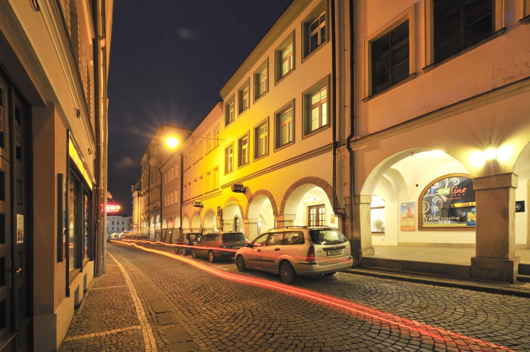 Pohled z ulice Hotel Adam