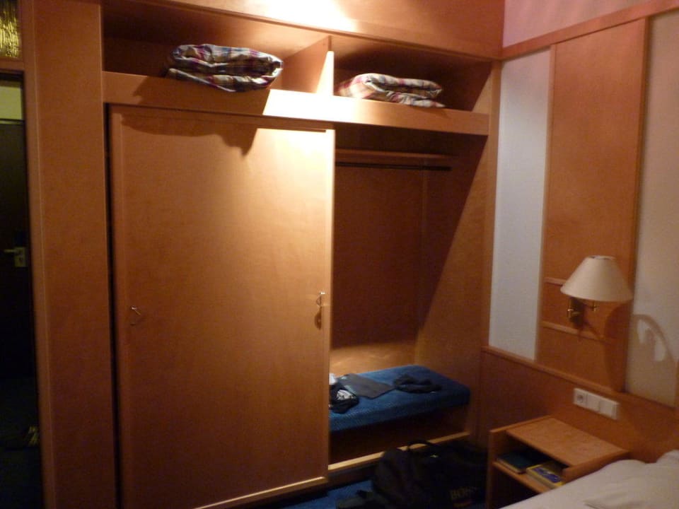 Schrank im besseren Zimmer Hotel Stadt Breisach