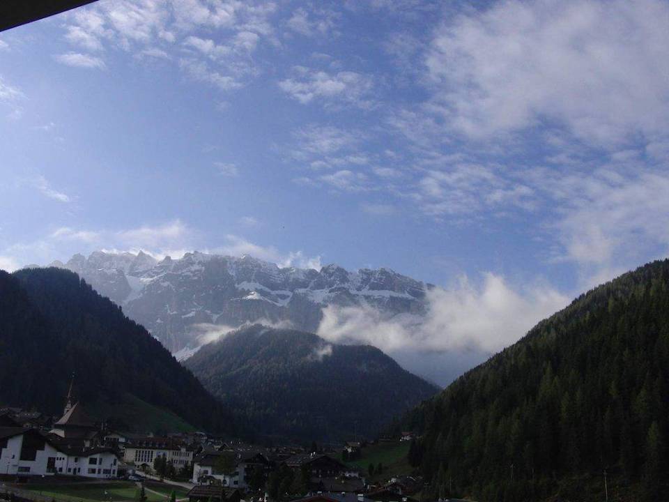 Blick auf die Sellagruppe vom Bett aus Residence Zirmei
