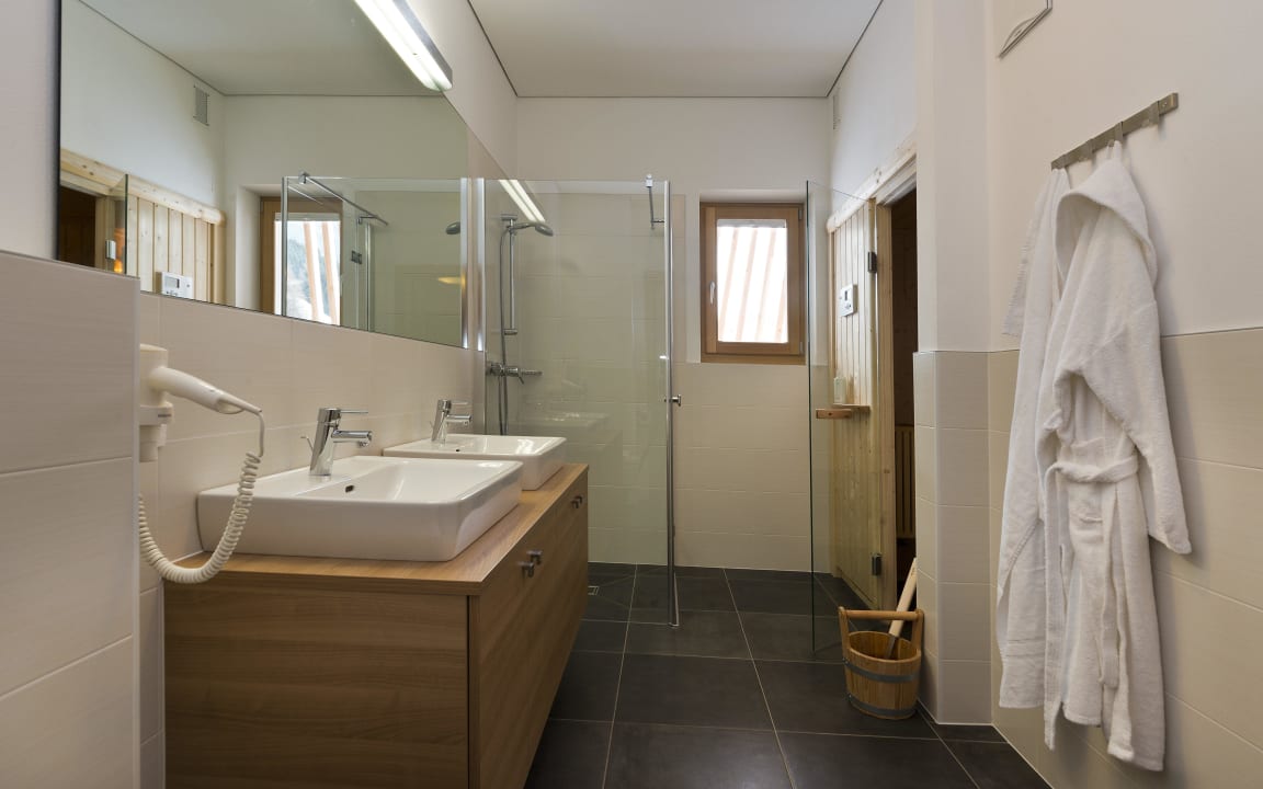 Alle Badezimmer mit finnischer Sauna Apartments Dolomit Royal