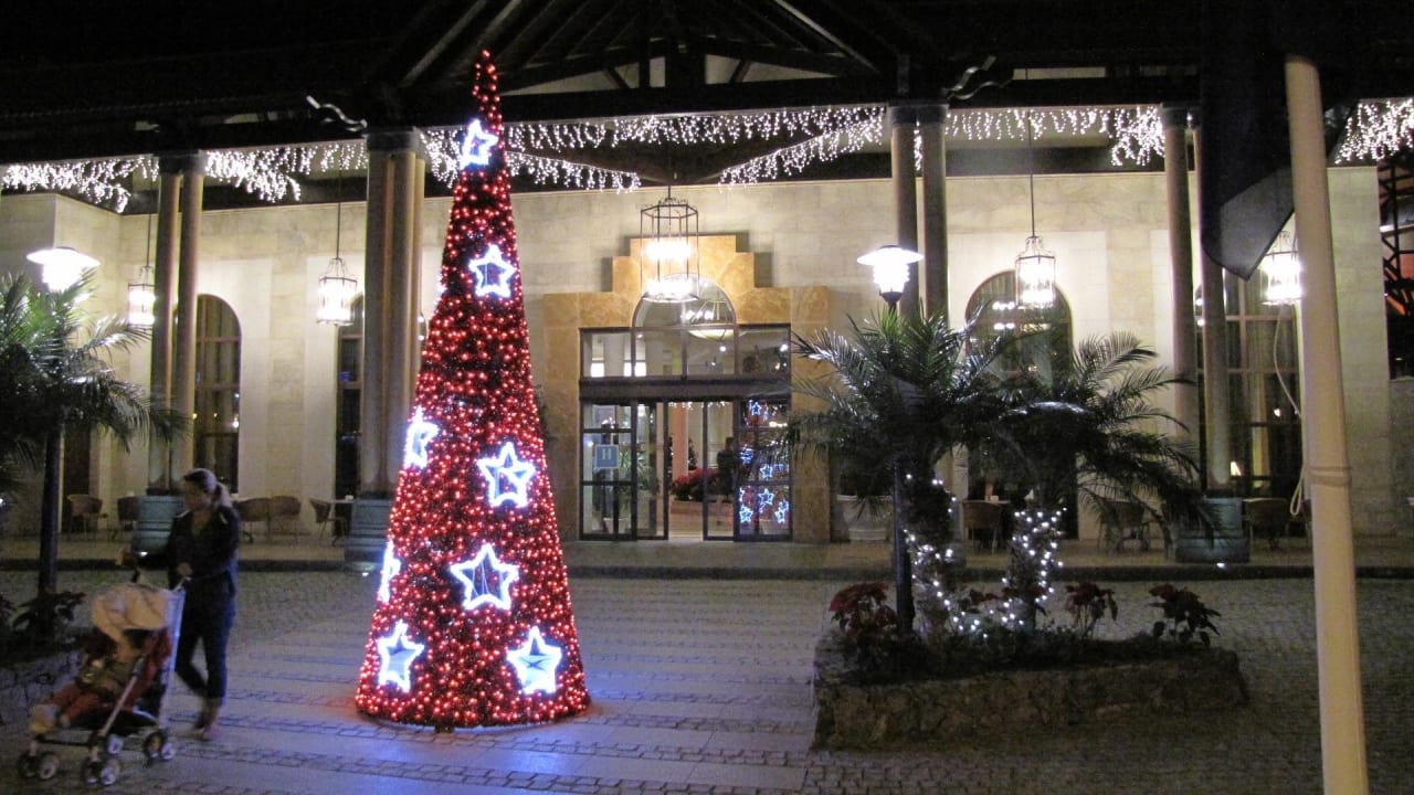 Weihnachtsdeko vor dem Eingang Hotel Cordial Mogán Playa