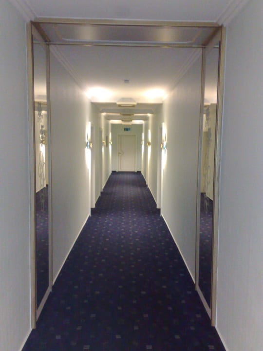 Gang zu den Zimmern Hotel Linderhof