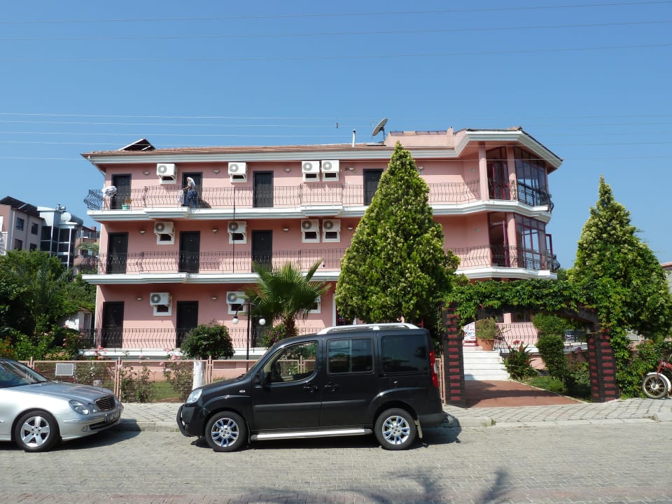 Das Hotel von der Straße aus Günes Hotel