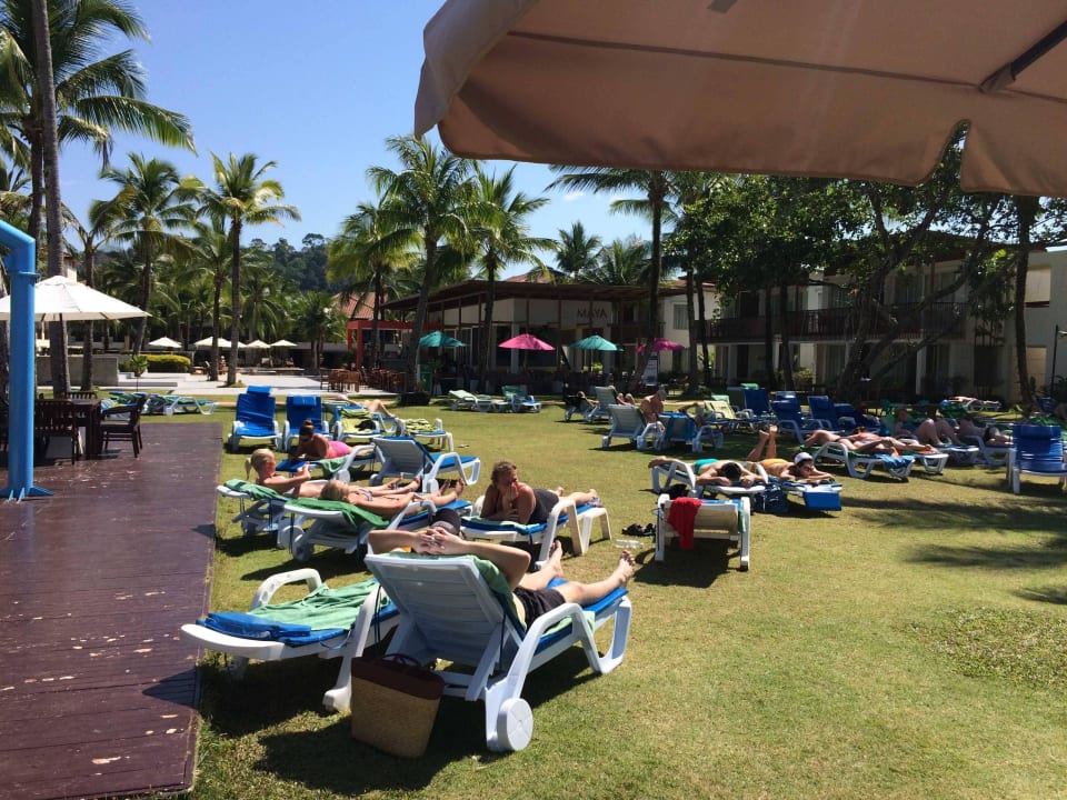 Liegen beim Hotel-Strand The Briza Beach Resort Khaolak