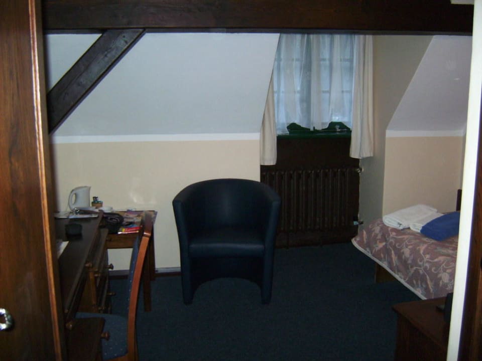 Zimmer mit Schrank,Schreibtisch,Tisch,Sessel Kadyny Folwark Hotel & Spa