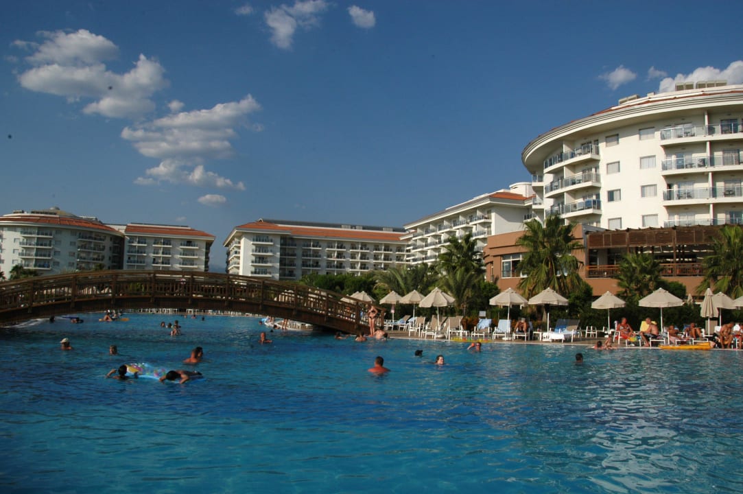 Blick vom Pool auf's Hotel Seaden Sea World Resort & Spa