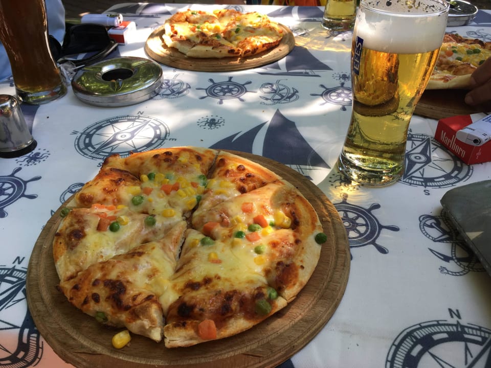 Frische Pizza im Strand-Restaurant Hotel Gardenia Beach