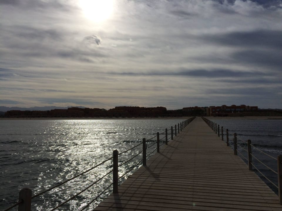 Blick vom Steg auf den Strand Novotel Marsa Alam Beach Resort