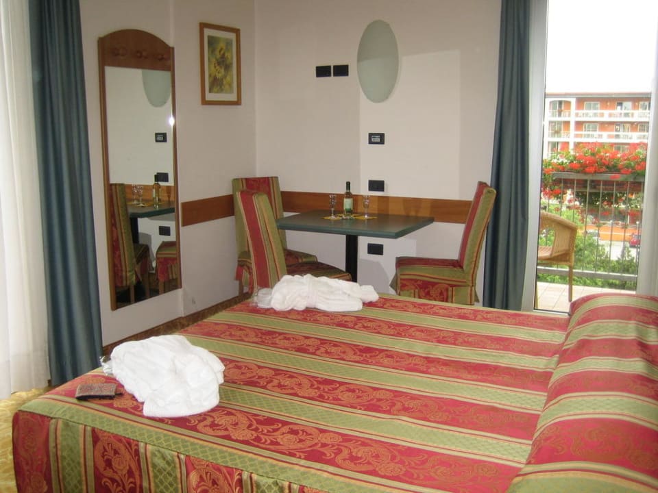 Zimmer war super Ambassador Suite Hotel