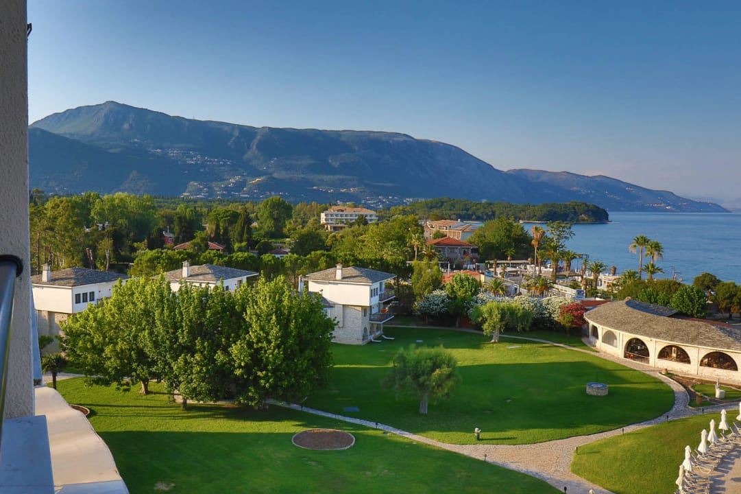 Blick auf Villas und Restaurantzum Strand hin Corfu Chandris Hotel and Villas
