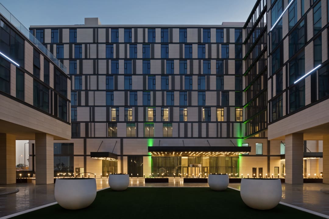 Außenansicht Holiday Inn Dubai Al-Maktoum Airport by IHG