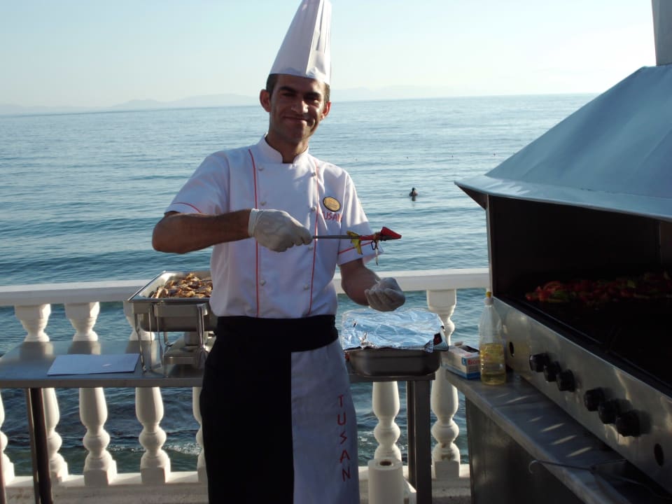 Auf der Terrasse wird frisch gegrillt Tusan Beach Resort