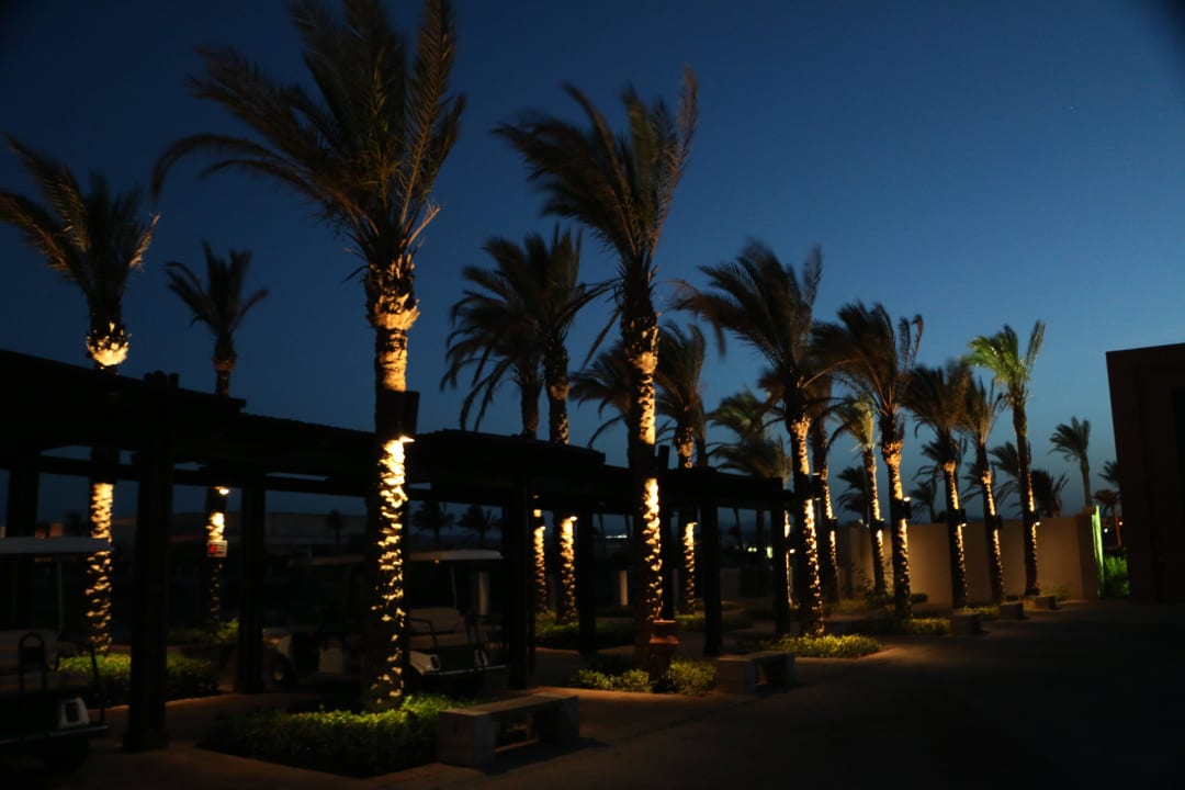 Außenanlage vor dem Hotel bei Nacht Pickalbatros Sands Hotel - Port Ghalib