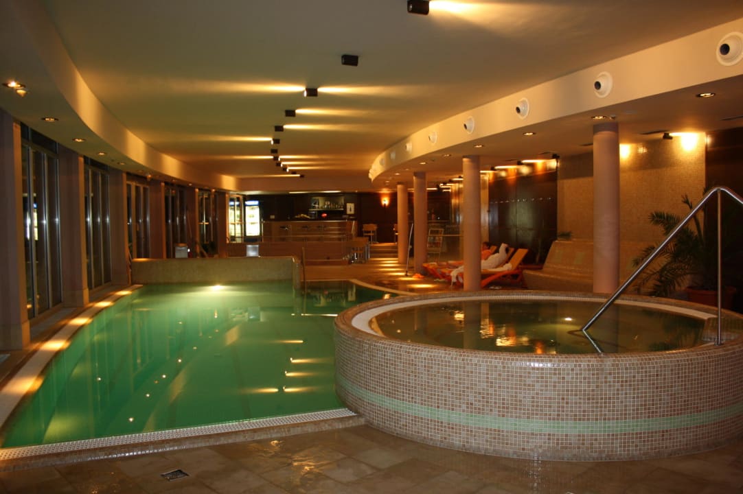 Wellnessbereich Indoor am Abend Hotel Golden Lake Resort