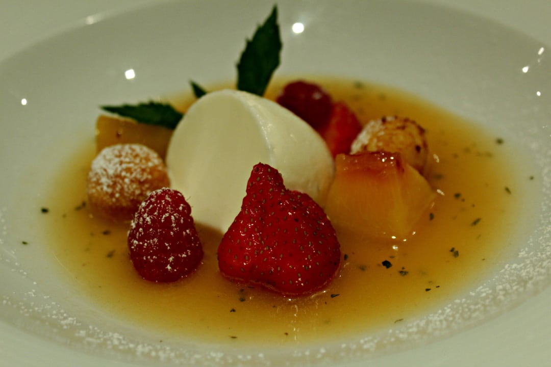Gelato e fragole in minestrina di albicocche Hotel Brötz