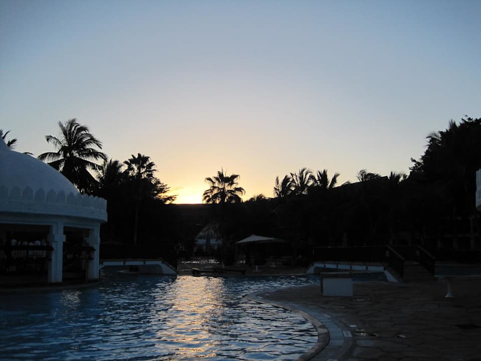 Pool im Abendlicht Hotel Southern Palms Beach Resort