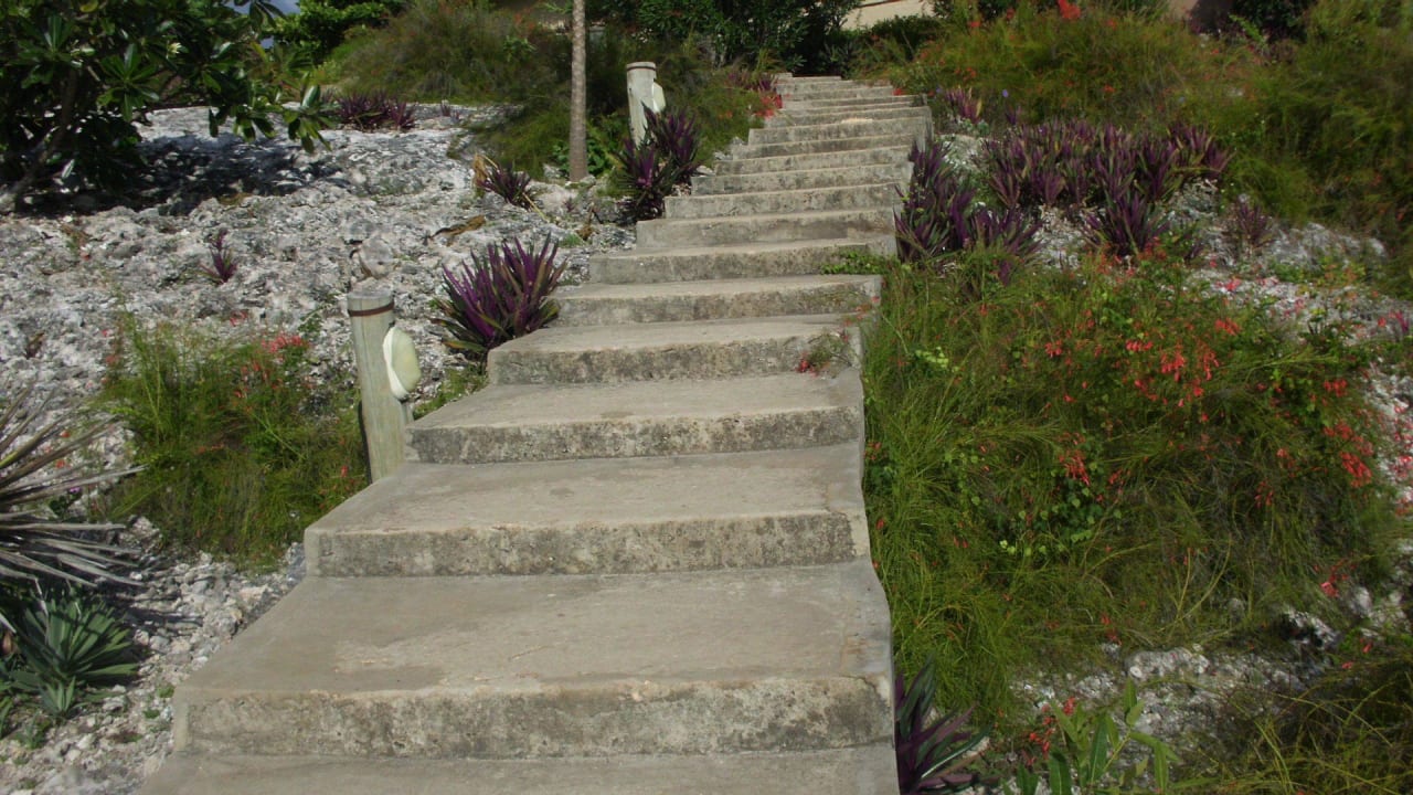 Treppe zu den Sparzimmern Neptune Pwani Beach Resort & Spa