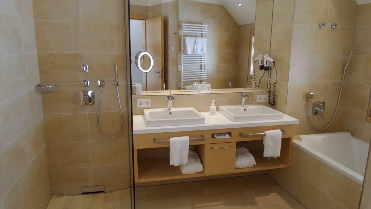 Bad / Dusche  derWaldfrieden naturparkhotel