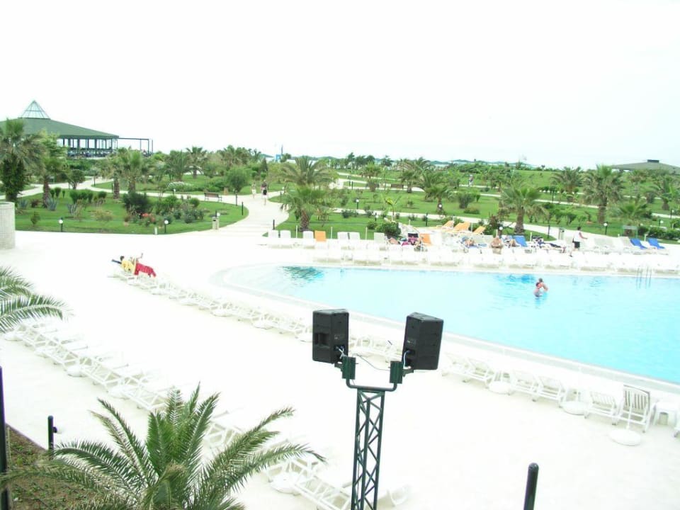 Overzicht zwembad en tuin VONRESORT Golden Coast