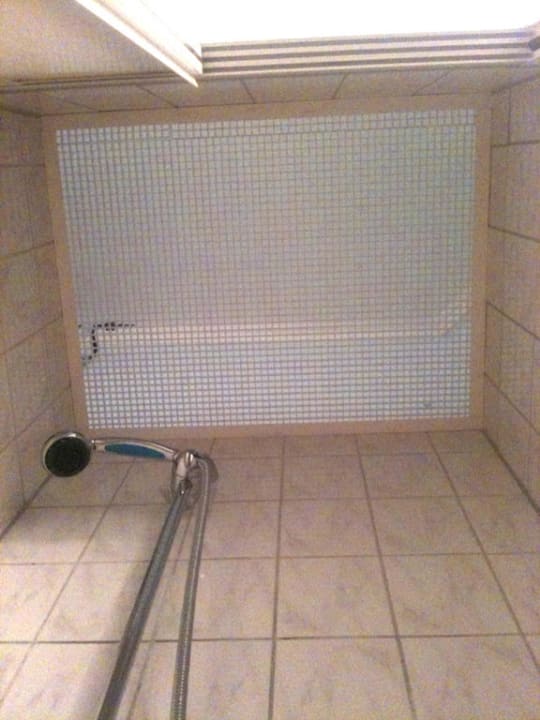 Entlüftung der Dusche ins Zimmer Hotel Aurora