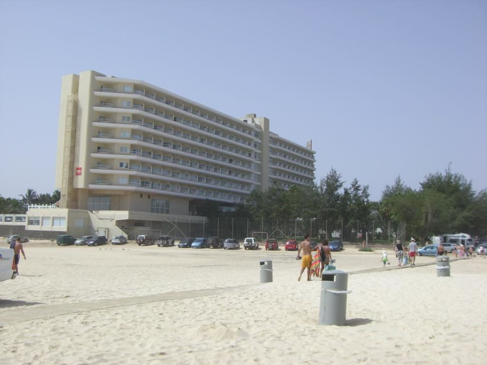 Das Haupthaus vom Strand aus gesehen Hotel Riu Oliva Beach Resort