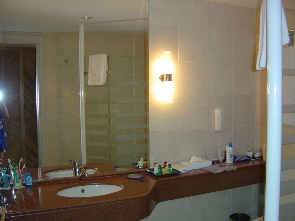 Sehr schönes Bad mit superschöner, grosser Dusche Parrotel Beach Resort