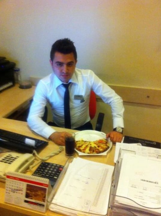 Burhan von Rezeption, immer ein Lächeln  Club Side Coast