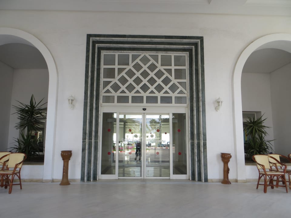 Der Hoteleingang El Mouradi Club Kantaoui