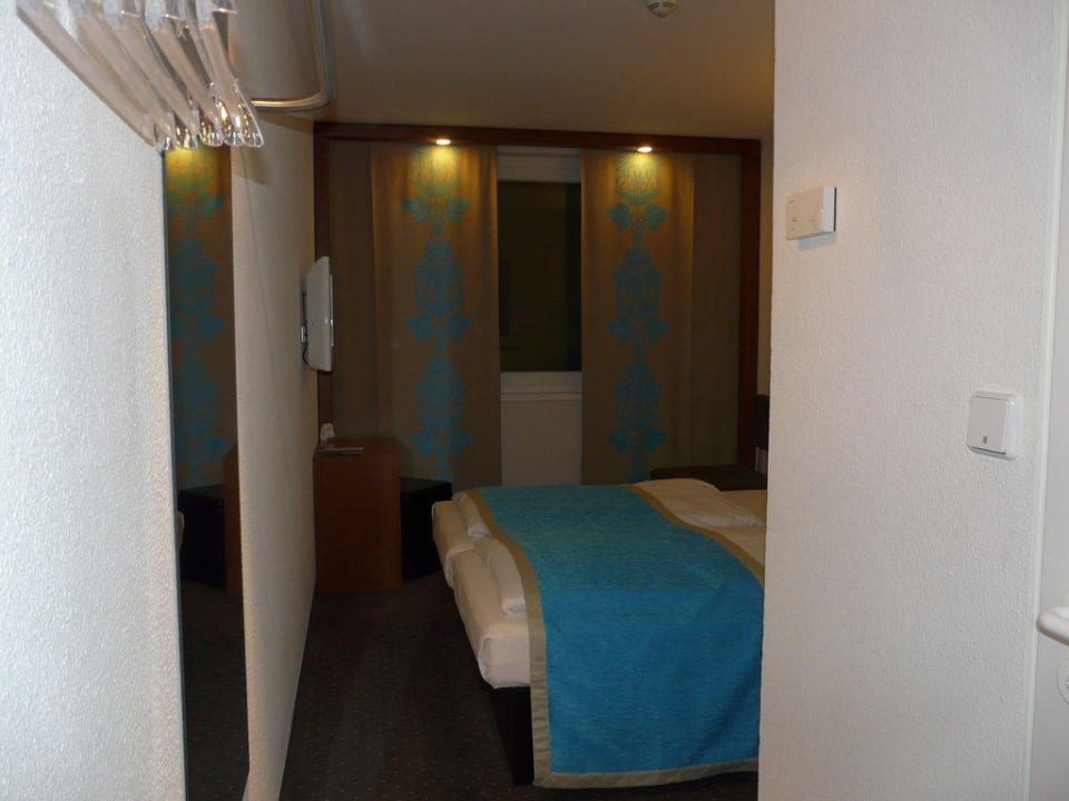 First view into hotel room at Motel One Motel One Hamburg-Altona
