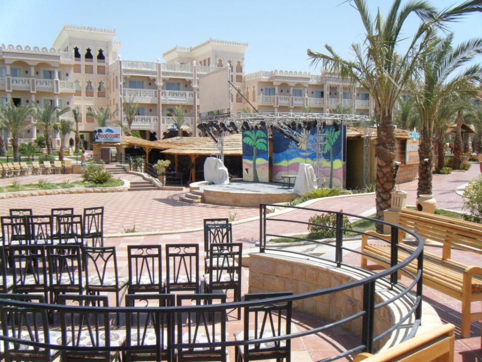 Bühne und Food Court Pickalbatros Palace Resort