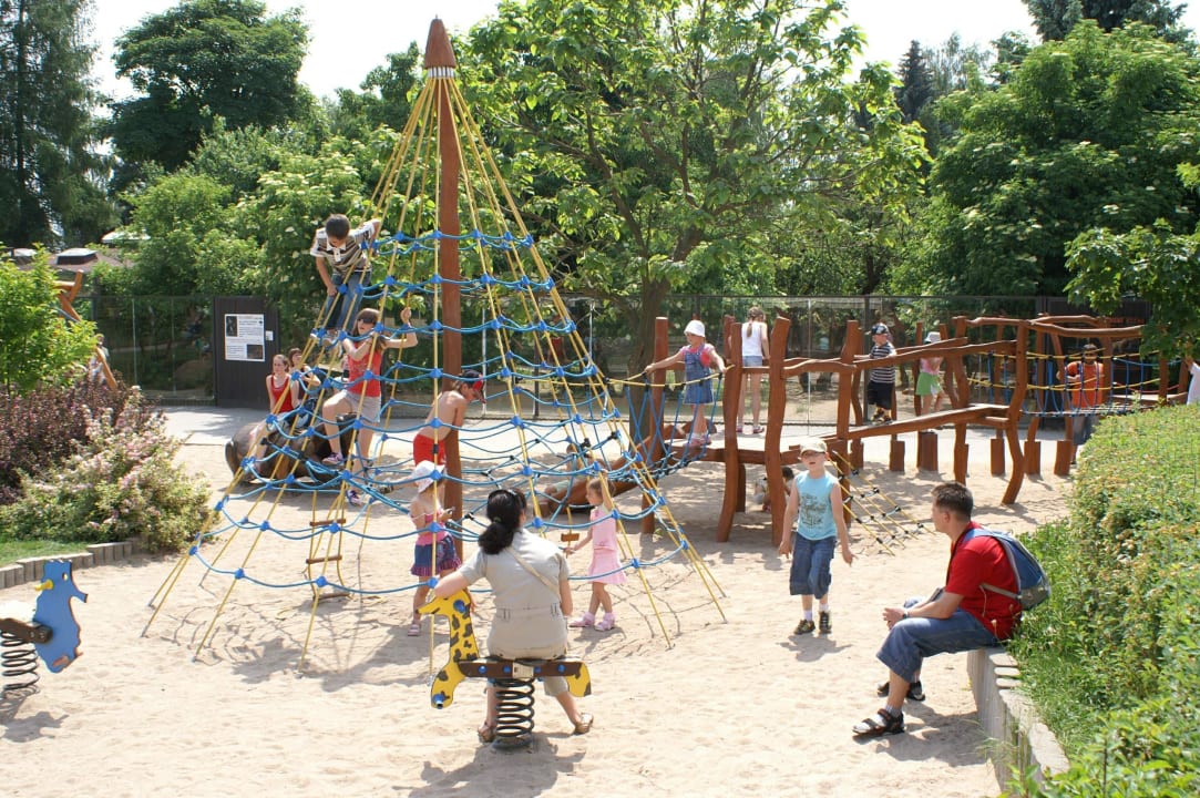 Spielplatz neben Restaurant Hotel Safari