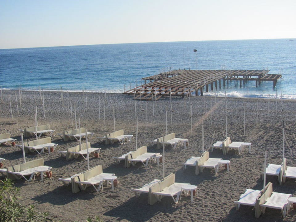 Strand mit abgebauten Steg Akka Alinda Hotel